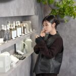 Cent Chihiro Chittiii Instagram - THREE初のフレグランス ESSENTIAL SCENTSの POPUPへ。 石、花、木、果実、種 100パーセント精油で作られた 自然の香りに心地よく包まれて 魂にエネルギーをもらえる感じが しました。すきです。 「ESSENTIAL SCENTS GARDEN」11/20までZeroBase表参道で 開催中。 @threecosmetics #エッセンシャルセンツ #フレグランス #PR