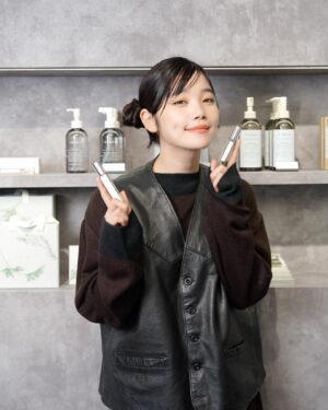 Cent Chihiro Chittiii Instagram - THREE初のフレグランス
ESSENTIAL SCENTSの
POPUPへ。
石、花、木、果実、種
100パーセント精油で作られた
自然の香りに心地よく包まれて
魂にエネルギーをもらえる感じが
しました。すきです。

「ESSENTIAL SCENTS GARDEN」11/20までZeroBase表参道で
開催中。

@threecosmetics 

#エッセンシャルセンツ
#フレグランス
#PR