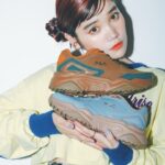 Cent Chihiro Chittiii Instagram - セントチヒロ・チッチ×FILA×mini　　 コラボスニーカーがついに明日 10/21に発売になります☺︎☺︎ 二色ともユニセックスで履ける サイズにしていただきました。 『地球とおともだち燦々アースブラウン』は 土、空、海、森、太陽の光 、地球っていろんな色でできている。 ちょっと冒険してみたくてあえて あらゆるアースカラーを組み合わせました。 この靴は地球なんです。男女問わずみんなが どんな場所へも、"おともだち"のように ともに歩いて行けますように。 『空飛ぶセンチメンタルベイビーブルー』は 身構えて履かなくてもいい、 絶妙な淡さにこだわりました。 雨の日もセンチメンタルな気持ちをときめきに 変えてくれるといいなという想いを込めて。 試行錯誤して一緒に作ってもらった 靴たち、愛してもらえますようにっ 明日からシュープラザで買えます☑️ https://kutsu.com https://kutsu.com/category/M_MINI/ 🥾@kutsu.com_chiyoda 📚@mini_tkj 📷@yutaroyamane 💄@osakana_yuki 👗@mika_ito_ ＃チッチコラボ　 ＃FILAコラボ　 ＃シュープラザ