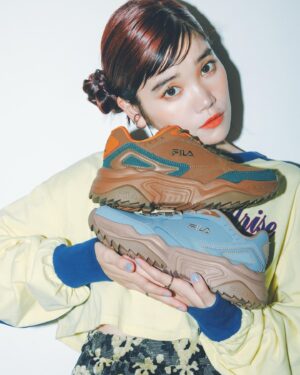 Cent Chihiro Chittiii Instagram - セントチヒロ・チッチ×FILA×mini　　
コラボスニーカーがついに明日
10/21に発売になります☺︎☺︎

二色ともユニセックスで履ける
サイズにしていただきました。

『地球とおともだち燦々アースブラウン』は
土、空、海、森、太陽の光
、地球っていろんな色でできている。
ちょっと冒険してみたくてあえて
あらゆるアースカラーを組み合わせました。
この靴は地球なんです。男女問わずみんなが
どんな場所へも、"おともだち"のように
ともに歩いて行けますように。

『空飛ぶセンチメンタルベイビーブルー』は
身構えて履かなくてもいい、
絶妙な淡さにこだわりました。
雨の日もセンチメンタルな気持ちをときめきに
変えてくれるといいなという想いを込めて。

試行錯誤して一緒に作ってもらった
靴たち、愛してもらえますようにっ

明日からシュープラザで買えます☑️
https://kutsu.com
https://kutsu.com/category/M_MINI/

🥾@kutsu.com_chiyoda 
📚@mini_tkj 
📷@yutaroyamane
💄@osakana_yuki 
👗@mika_ito_ 

＃チッチコラボ　
＃FILAコラボ　
＃シュープラザ