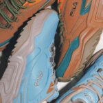 Cent Chihiro Chittiii Instagram - セントチヒロ・チッチ×FILA×mini　　 コラボスニーカーがついに明日 10/21に発売になります☺︎☺︎ 二色ともユニセックスで履ける サイズにしていただきました。 『地球とおともだち燦々アースブラウン』は 土、空、海、森、太陽の光 、地球っていろんな色でできている。 ちょっと冒険してみたくてあえて あらゆるアースカラーを組み合わせました。 この靴は地球なんです。男女問わずみんなが どんな場所へも、"おともだち"のように ともに歩いて行けますように。 『空飛ぶセンチメンタルベイビーブルー』は 身構えて履かなくてもいい、 絶妙な淡さにこだわりました。 雨の日もセンチメンタルな気持ちをときめきに 変えてくれるといいなという想いを込めて。 試行錯誤して一緒に作ってもらった 靴たち、愛してもらえますようにっ 明日からシュープラザで買えます☑️ https://kutsu.com https://kutsu.com/category/M_MINI/ 🥾@kutsu.com_chiyoda 📚@mini_tkj 📷@yutaroyamane 💄@osakana_yuki 👗@mika_ito_ ＃チッチコラボ　 ＃FILAコラボ　 ＃シュープラザ