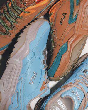 Cent Chihiro Chittiii Instagram - セントチヒロ・チッチ×FILA×mini　　
コラボスニーカーがついに明日
10/21に発売になります☺︎☺︎

二色ともユニセックスで履ける
サイズにしていただきました。

『地球とおともだち燦々アースブラウン』は
土、空、海、森、太陽の光
、地球っていろんな色でできている。
ちょっと冒険してみたくてあえて
あらゆるアースカラーを組み合わせました。
この靴は地球なんです。男女問わずみんなが
どんな場所へも、"おともだち"のように
ともに歩いて行けますように。

『空飛ぶセンチメンタルベイビーブルー』は
身構えて履かなくてもいい、
絶妙な淡さにこだわりました。
雨の日もセンチメンタルな気持ちをときめきに
変えてくれるといいなという想いを込めて。

試行錯誤して一緒に作ってもらった
靴たち、愛してもらえますようにっ

明日からシュープラザで買えます☑️
https://kutsu.com
https://kutsu.com/category/M_MINI/

🥾@kutsu.com_chiyoda 
📚@mini_tkj 
📷@yutaroyamane
💄@osakana_yuki 
👗@mika_ito_ 

＃チッチコラボ　
＃FILAコラボ　
＃シュープラザ