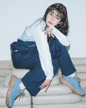 Cent Chihiro Chittiii Instagram - セントチヒロ・チッチ×FILA×mini　　
コラボスニーカーがついに明日
10/21に発売になります☺︎☺︎

二色ともユニセックスで履ける
サイズにしていただきました。

『地球とおともだち燦々アースブラウン』は
土、空、海、森、太陽の光
、地球っていろんな色でできている。
ちょっと冒険してみたくてあえて
あらゆるアースカラーを組み合わせました。
この靴は地球なんです。男女問わずみんなが
どんな場所へも、"おともだち"のように
ともに歩いて行けますように。

『空飛ぶセンチメンタルベイビーブルー』は
身構えて履かなくてもいい、
絶妙な淡さにこだわりました。
雨の日もセンチメンタルな気持ちをときめきに
変えてくれるといいなという想いを込めて。

試行錯誤して一緒に作ってもらった
靴たち、愛してもらえますようにっ

明日からシュープラザで買えます☑️
https://kutsu.com
https://kutsu.com/category/M_MINI/

🥾@kutsu.com_chiyoda 
📚@mini_tkj 
📷@yutaroyamane
💄@osakana_yuki 
👗@mika_ito_ 

＃チッチコラボ　
＃FILAコラボ　
＃シュープラザ