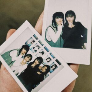 Cent Chihiro Chittiii Instagram - 幻友であった戦友たち

あいなとまほちゃんが重ねた時間
少し覗き見して一緒に溶けられる空間
なんだか懐かしいなと思えて嬉しかった~

@ainatheend_official 
@maho_korogi 
@comp.anythinq_ 
@lingling_lingling_bish