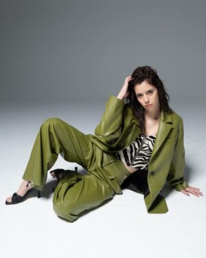 Ceren Koç Instagram - depressed but well dressed 🐒

📷 : @kayrasercan 
styling @sametcetinkya 
hair&make up @mesut.ozuzun 

ve ve @pinartelevi 💚💚
çook keyifli bir çekimdi