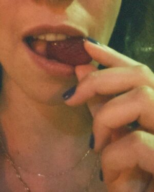 Ceren Koç Instagram - dogum gunum ve sarhosken yedigim cilekler 🍓