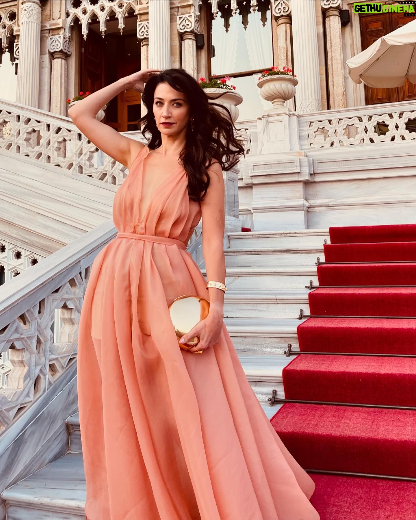 Ceren Benderlioğlu Instagram - @saatvesaat gecesine beni ışık hızı ile hazırlayan @dressistanbul_official ekibine ❤️❤️❤️ve ev sahibimiz @niranhurel elinin değdiği hersey mi güzel olur arkadaşım muhteşem bir organizasyondu.