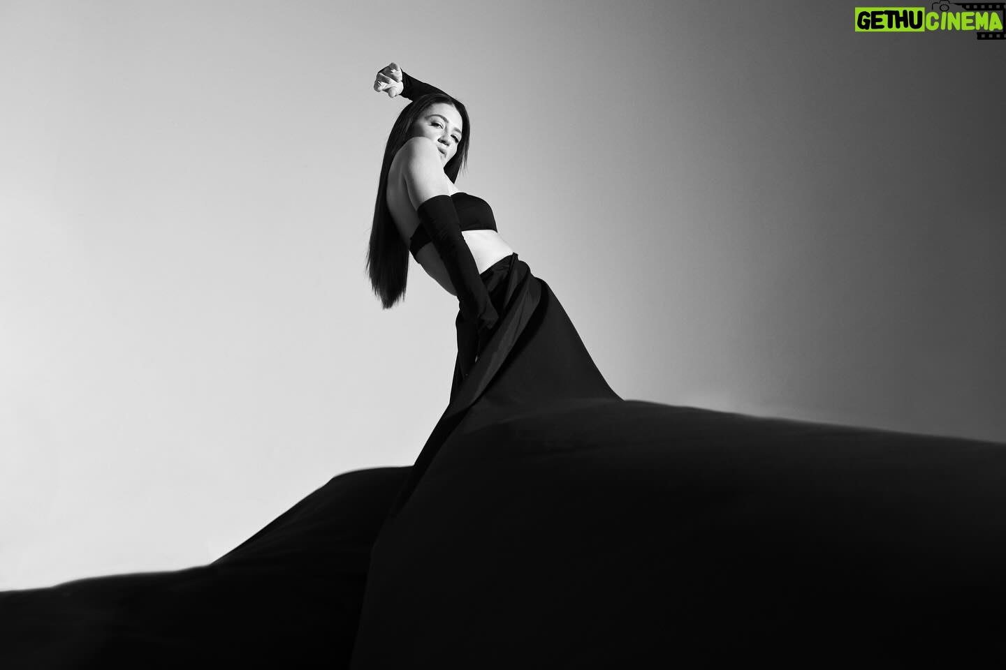 Ceren Benderlioğlu Instagram - Styling @cihan.nacar Fotoğraf @ferdademir_ Video @unalavcii Makyaj @pelinpehlivanogluu Saç @sabitakkaya Stüdyo @nixas.communications @meji.istanbul Styling asistan @gorkemeekemall @elif_krkyn79