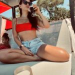 Ceren Benderlioğlu Instagram – Huzurlu bir kaç kitap , hoparlör, bir iki şort ,bra,bikini , deniz kokan havlular🐼 hayaliyle …..