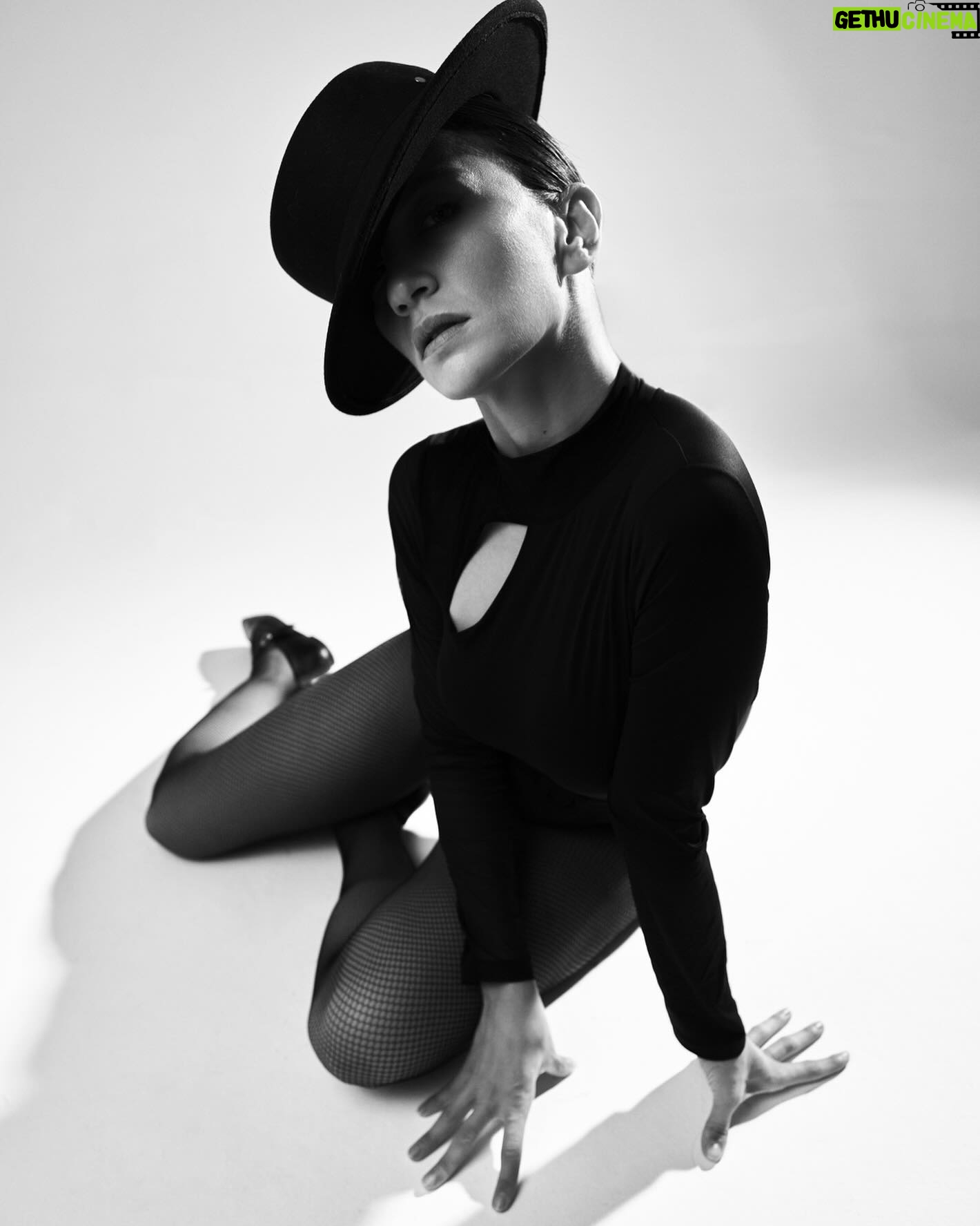 Ceren Benderlioğlu Instagram - Styling @cihan.nacar Fotoğraf @ferdademir_ Video @unalavcii Makyaj pelinpehlivanoglu Saç @sabitakkaya Stüdyo @nixas.communications @meji.istanbul Styling aşistan @gorkemeekemall @elif_krkyn79