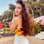 Ceren Benderlioğlu Instagram - Huzurlu bir kaç kitap , hoparlör, bir iki şort ,bra,bikini , deniz kokan havlular🐼 hayaliyle …..
