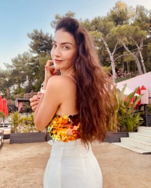Ceren Benderlioğlu Instagram - Huzurlu bir kaç kitap , hoparlör, bir iki şort ,bra,bikini , deniz kokan havlular🐼  hayaliyle …..