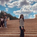 Ceren Benderlioğlu Instagram - Her geldiğimde teşekkürden fazlası için unutmamak için … tekrar hatırlamak için … Nur bir önceki geldiğinde henüz 4 yaşındaydı bu sefer ki ziyaretimiz çok daha anlamlıydı . Her bir taşının anlamı olduğunu ve ne kadar zor da olsa bu vatanın ilmek ilmek kurulduğunu daha iyi anlatamazdım Nur ‘a… Aslanlı yolda neden 24 Aslan var ? TBMM neden 1920 metre uzaklıkta ? Basamak sayıları neyi temsil ediyor? Duvarlardaki Türk motifleri ? Ah o tavanlar , motifler … her saat başı çalan siren . Nöbet değişim töreni .. Atamızın Anıtkabir’den önceki durağı Etnografya müzesi , Dolmabahçe’den yavuz zırhlısına taşınışı , tren ile Ankara’ya getirilişi . Büyük büyük babasının Atası defnedilirken yanında oluşu. Bir sonraki gelişimiz için de rotalar belirlendi . Ankara sen benim için ayrı özelsin 🇹🇷