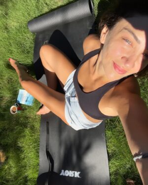 Ceren Benderlioğlu Instagram - Huzurlu bir kaç kitap , hoparlör, bir iki şort ,bra,bikini , deniz kokan havlular🐼  hayaliyle …..