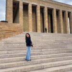 Ceren Benderlioğlu Instagram - Her geldiğimde teşekkürden fazlası için unutmamak için … tekrar hatırlamak için … Nur bir önceki geldiğinde henüz 4 yaşındaydı bu sefer ki ziyaretimiz çok daha anlamlıydı . Her bir taşının anlamı olduğunu ve ne kadar zor da olsa bu vatanın ilmek ilmek kurulduğunu daha iyi anlatamazdım Nur ‘a… Aslanlı yolda neden 24 Aslan var ? TBMM neden 1920 metre uzaklıkta ? Basamak sayıları neyi temsil ediyor? Duvarlardaki Türk motifleri ? Ah o tavanlar , motifler … her saat başı çalan siren . Nöbet değişim töreni .. Atamızın Anıtkabir’den önceki durağı Etnografya müzesi , Dolmabahçe’den yavuz zırhlısına taşınışı , tren ile Ankara’ya getirilişi . Büyük büyük babasının Atası defnedilirken yanında oluşu. Bir sonraki gelişimiz için de rotalar belirlendi . Ankara sen benim için ayrı özelsin 🇹🇷