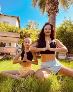 Ceren Benderlioğlu Instagram - Huzurlu bir kaç kitap , hoparlör, bir iki şort ,bra,bikini , deniz kokan havlular🐼  hayaliyle …..