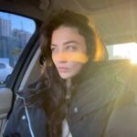 Ceren Benderlioğlu Instagram - Uyanıp donarak 5 km koşup zencefil shot hüplettikten sonra bütün gün arabanın döşemesine evin dip köşesine köpürterek girişmiş miyimdir ????? Ölsün mikroplar ıslah olsun kötüler 🦹‍♀️ 🐉🪶 bu arada uyuyamıyorum çünkü beynimde pump uppp the jammmm çalıyor ve bunu grup vitamin edasıyla söylüyorum sonra Tarkan’a da sinirliyim bir gelip hakkıyla konser vermedi senelerdir . gördüm geçen gün konseri vardı başka diyarlarda çok kırıldım oysa ben seni ne çok seviyorum . 💔 🎡