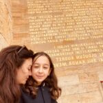 Ceren Benderlioğlu Instagram - Her geldiğimde teşekkürden fazlası için unutmamak için … tekrar hatırlamak için … Nur bir önceki geldiğinde henüz 4 yaşındaydı bu sefer ki ziyaretimiz çok daha anlamlıydı . Her bir taşının anlamı olduğunu ve ne kadar zor da olsa bu vatanın ilmek ilmek kurulduğunu daha iyi anlatamazdım Nur ‘a… Aslanlı yolda neden 24 Aslan var ? TBMM neden 1920 metre uzaklıkta ? Basamak sayıları neyi temsil ediyor? Duvarlardaki Türk motifleri ? Ah o tavanlar , motifler … her saat başı çalan siren . Nöbet değişim töreni .. Atamızın Anıtkabir’den önceki durağı Etnografya müzesi , Dolmabahçe’den yavuz zırhlısına taşınışı , tren ile Ankara’ya getirilişi . Büyük büyük babasının Atası defnedilirken yanında oluşu. Bir sonraki gelişimiz için de rotalar belirlendi . Ankara sen benim için ayrı özelsin 🇹🇷
