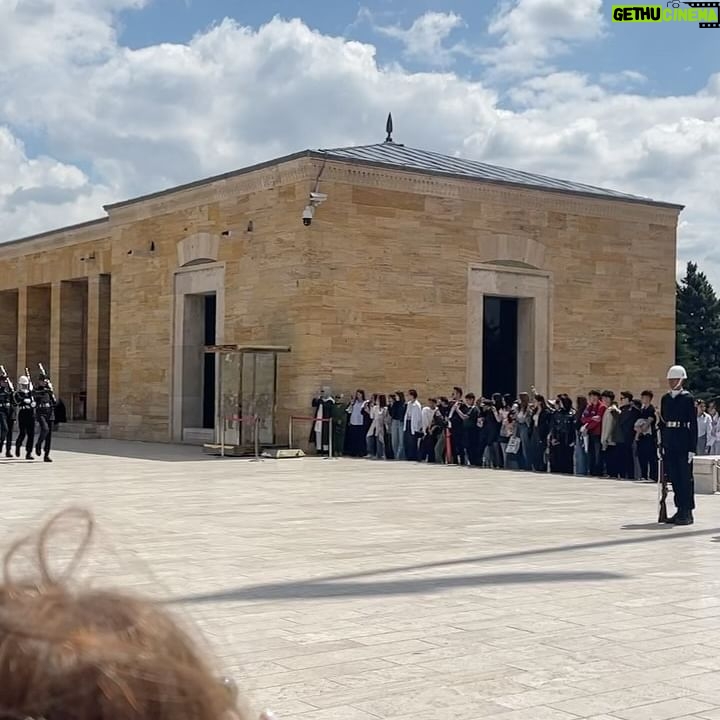 Ceren Benderlioğlu Instagram - Her geldiğimde teşekkürden fazlası için unutmamak için … tekrar hatırlamak için … Nur bir önceki geldiğinde henüz 4 yaşındaydı bu sefer ki ziyaretimiz çok daha anlamlıydı . Her bir taşının anlamı olduğunu ve ne kadar zor da olsa bu vatanın ilmek ilmek kurulduğunu daha iyi anlatamazdım Nur ‘a… Aslanlı yolda neden 24 Aslan var ? TBMM neden 1920 metre uzaklıkta ? Basamak sayıları neyi temsil ediyor? Duvarlardaki Türk motifleri ? Ah o tavanlar , motifler … her saat başı çalan siren . Nöbet değişim töreni .. Atamızın Anıtkabir’den önceki durağı Etnografya müzesi , Dolmabahçe’den yavuz zırhlısına taşınışı , tren ile Ankara’ya getirilişi . Büyük büyük babasının Atası defnedilirken yanında oluşu. Bir sonraki gelişimiz için de rotalar belirlendi . Ankara sen benim için ayrı özelsin 🇹🇷