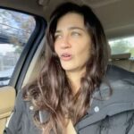 Ceren Benderlioğlu Instagram - Uyanıp donarak 5 km koşup zencefil shot hüplettikten sonra bütün gün arabanın döşemesine evin dip köşesine köpürterek girişmiş miyimdir ????? Ölsün mikroplar ıslah olsun kötüler 🦹‍♀️ 🐉🪶 bu arada uyuyamıyorum çünkü beynimde pump uppp the jammmm çalıyor ve bunu grup vitamin edasıyla söylüyorum sonra Tarkan’a da sinirliyim bir gelip hakkıyla konser vermedi senelerdir . gördüm geçen gün konseri vardı başka diyarlarda çok kırıldım oysa ben seni ne çok seviyorum . 💔 🎡