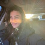 Ceren Benderlioğlu Instagram - Uyanıp donarak 5 km koşup zencefil shot hüplettikten sonra bütün gün arabanın döşemesine evin dip köşesine köpürterek girişmiş miyimdir ????? Ölsün mikroplar ıslah olsun kötüler 🦹‍♀️ 🐉🪶 bu arada uyuyamıyorum çünkü beynimde pump uppp the jammmm çalıyor ve bunu grup vitamin edasıyla söylüyorum sonra Tarkan’a da sinirliyim bir gelip hakkıyla konser vermedi senelerdir . gördüm geçen gün konseri vardı başka diyarlarda çok kırıldım oysa ben seni ne çok seviyorum . 💔 🎡
