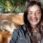Ceren Benderlioğlu Instagram - Uyanıp donarak 5 km koşup zencefil shot hüplettikten sonra bütün gün arabanın döşemesine evin dip köşesine köpürterek girişmiş miyimdir ????? Ölsün mikroplar ıslah olsun kötüler 🦹‍♀️ 🐉🪶 bu arada uyuyamıyorum çünkü beynimde pump uppp the jammmm çalıyor ve bunu grup vitamin edasıyla söylüyorum sonra Tarkan’a da sinirliyim bir gelip hakkıyla konser vermedi senelerdir . gördüm geçen gün konseri vardı başka diyarlarda çok kırıldım oysa ben seni ne çok seviyorum . 💔 🎡