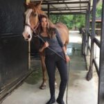 Ceren Benderlioğlu Instagram - İnsanlardan değil görmeyenlerden kaçarım ben . Kaçtığım sığındığım dostlarımın @kirmizi.kapi @alicavdarl @aysegul.cavdarli @gulsah.cavdarli yanında ,bazen sabahın köründe kuş vızıltıları ve ormanın sisine karışır duygularım . Hiçbirsey hissettirmesemde o senin stresini hissediyor derdi hocam . Hiç bir atın gözlerinin içine baktınız mı ? Belki de bu dünyada düşer miyim korkusu olmadan tek rahat rahat sırtında savruldugum olduğu için belki de benim kadar korkak ama bir o kadar yürek yemiş olduğu için kim bilir ? Gece çöktü, gözümde biraz yaş vedalaşamamanın verdiği burukluk . Keşke göremeyenler senin gibi hissedebilseydi #campari sen 24 saatte hikayede silinen bir yerde olamazsın.😞
