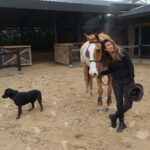 Ceren Benderlioğlu Instagram - İnsanlardan değil görmeyenlerden kaçarım ben . Kaçtığım sığındığım dostlarımın @kirmizi.kapi @alicavdarl @aysegul.cavdarli @gulsah.cavdarli yanında ,bazen sabahın köründe kuş vızıltıları ve ormanın sisine karışır duygularım . Hiçbirsey hissettirmesemde o senin stresini hissediyor derdi hocam . Hiç bir atın gözlerinin içine baktınız mı ? Belki de bu dünyada düşer miyim korkusu olmadan tek rahat rahat sırtında savruldugum olduğu için belki de benim kadar korkak ama bir o kadar yürek yemiş olduğu için kim bilir ? Gece çöktü, gözümde biraz yaş vedalaşamamanın verdiği burukluk . Keşke göremeyenler senin gibi hissedebilseydi #campari sen 24 saatte hikayede silinen bir yerde olamazsın.😞