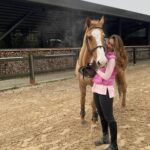 Ceren Benderlioğlu Instagram - İnsanlardan değil görmeyenlerden kaçarım ben . Kaçtığım sığındığım dostlarımın @kirmizi.kapi @alicavdarl @aysegul.cavdarli @gulsah.cavdarli yanında ,bazen sabahın köründe kuş vızıltıları ve ormanın sisine karışır duygularım . Hiçbirsey hissettirmesemde o senin stresini hissediyor derdi hocam . Hiç bir atın gözlerinin içine baktınız mı ? Belki de bu dünyada düşer miyim korkusu olmadan tek rahat rahat sırtında savruldugum olduğu için belki de benim kadar korkak ama bir o kadar yürek yemiş olduğu için kim bilir ? Gece çöktü, gözümde biraz yaş vedalaşamamanın verdiği burukluk . Keşke göremeyenler senin gibi hissedebilseydi #campari sen 24 saatte hikayede silinen bir yerde olamazsın.😞