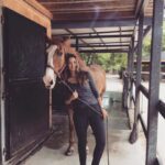 Ceren Benderlioğlu Instagram - İnsanlardan değil görmeyenlerden kaçarım ben . Kaçtığım sığındığım dostlarımın @kirmizi.kapi @alicavdarl @aysegul.cavdarli @gulsah.cavdarli yanında ,bazen sabahın köründe kuş vızıltıları ve ormanın sisine karışır duygularım . Hiçbirsey hissettirmesemde o senin stresini hissediyor derdi hocam . Hiç bir atın gözlerinin içine baktınız mı ? Belki de bu dünyada düşer miyim korkusu olmadan tek rahat rahat sırtında savruldugum olduğu için belki de benim kadar korkak ama bir o kadar yürek yemiş olduğu için kim bilir ? Gece çöktü, gözümde biraz yaş vedalaşamamanın verdiği burukluk . Keşke göremeyenler senin gibi hissedebilseydi #campari sen 24 saatte hikayede silinen bir yerde olamazsın.😞