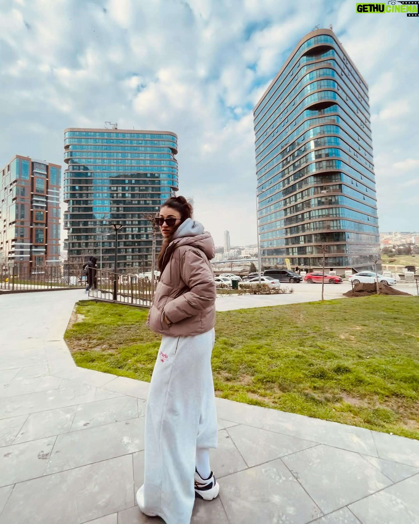 Ceren Benderlioğlu Instagram - Kafamda deli sorularla haftayı bitirdim sorular bana kalsın ama Kate nerede gerçekten merak ediyorum