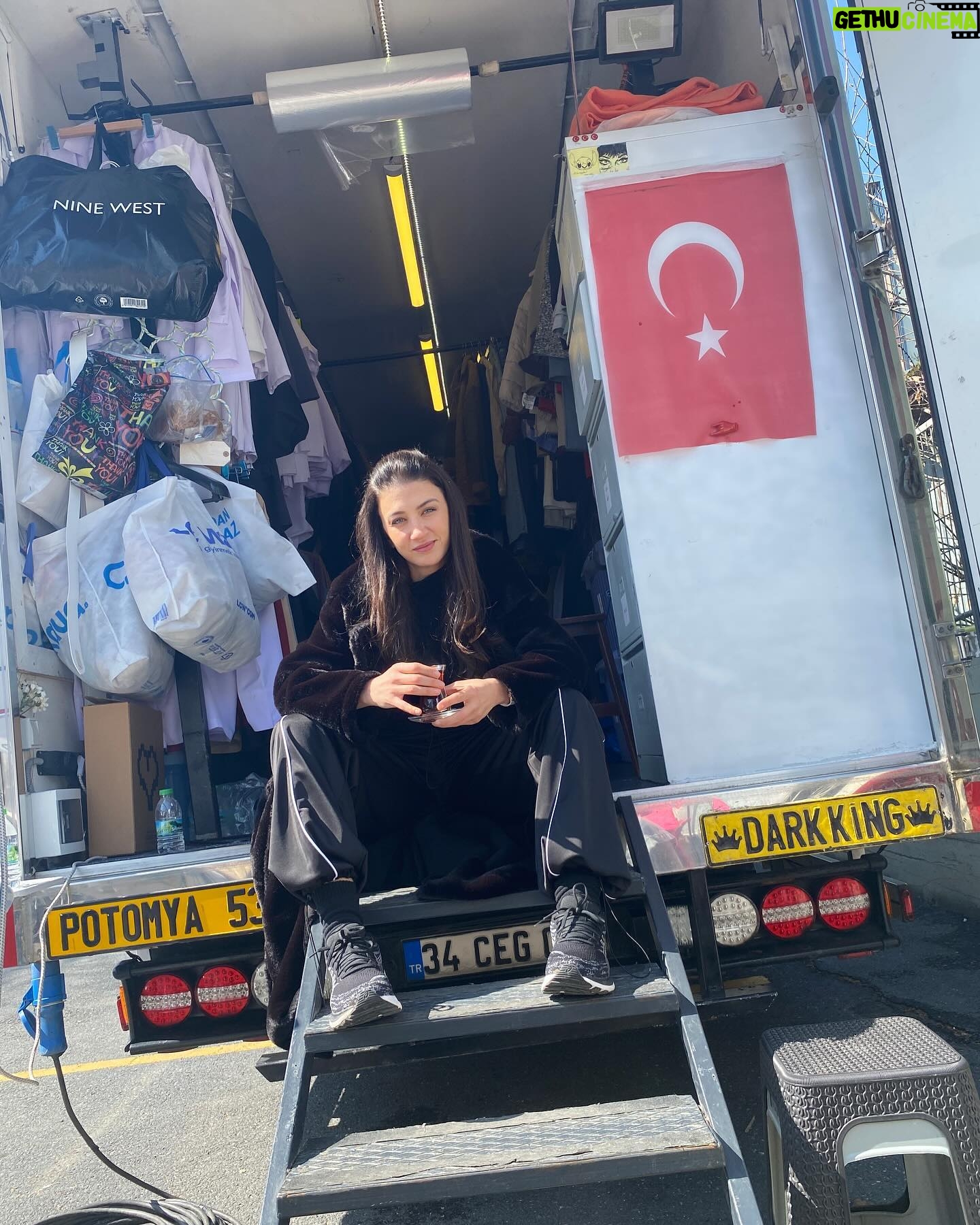 Ceren Benderlioğlu Instagram - Kafamda deli sorularla haftayı bitirdim sorular bana kalsın ama Kate nerede gerçekten merak ediyorum