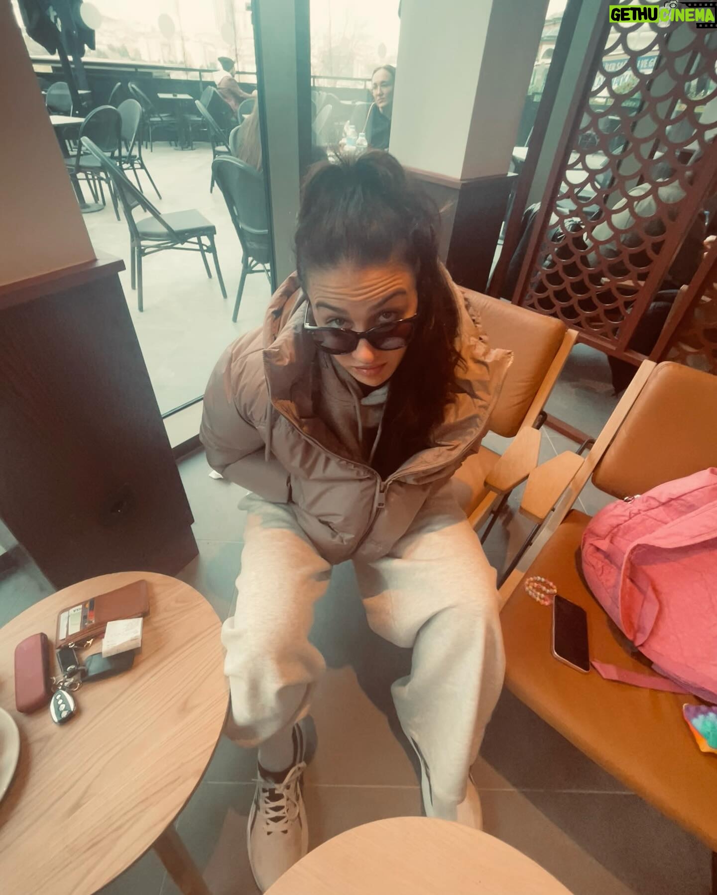 Ceren Benderlioğlu Instagram - Kafamda deli sorularla haftayı bitirdim sorular bana kalsın ama Kate nerede gerçekten merak ediyorum