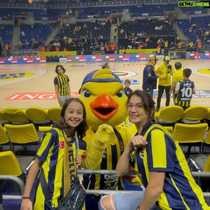 Ceren Benderlioğlu Instagram - FENERBAHÇE 💙💙💙💙 @yellowthecanaryfb @efsane23erkankaraca sonunda bu gece tanıştık gururumuzsun @fenerbahce
