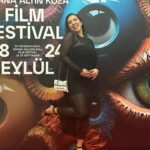 Ceren Taşçı Instagram – Bir festival bitti💕Denizciğimiz ödül aldı.Gencecik kadınlarla, gencecik bir ekiple çalışmanın ve festivale ilk kez onlarla gelmenin mutluluğu var üzerimde…Bir de adana kokusu üstüme sindi gibi hissediyorum🤣