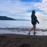 Ceren Taşçı Instagram - Yılın son fotoğrafı,son saatleri.Düşününce ne zor bir yıldı nasıl sağlam çıktım,çıktık diyorum içinden.Ama burdayım ve hayattayım.Bu yıla beklentisiz giriyorum çünkü hayat senin beklediklerinin ötesinde bir akışa sahip.Babamın gidişini,birçok dostumla vedalaşmamı, toplu kayıpları, depremi, savaşı gördüğüm bu yıla bit diyorum.Yine de yalan yok tüm karanlığın içinde çok güzel anlar çok güzel insanlar da biriktirmişim.Hepsine eyvallah diyorum.Bu yılın bana öğrettiği en büyük şey Yalnızlığımın kabulu ve onunla yaşamayı öğrenmem oldu sanırım.Ve bunu çok mühim buluyorum.Bir de şarkılar,danslar,filmler,tiyatrolar,kitaplar,denizler,bulutlar,ormanlar,yıldızlar,hayvanlar ve bazı güzel insanlar iyi ki varlar.Gel bakalım yeni yıl,denizin kıyısında maviliğin içinde vedalaşarak ve yenisiyle kavuşarak…İyi yıllar💕 📸 @eomeraydin