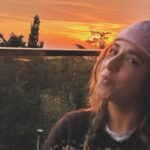 Ceren Taşçı Instagram - Hayat ne acayip değil mi?Kim bize daimi mutlulukların sözünü verdi?Mutlu olduğumuz kadar mutsuz da olacağız.Bazen dengemizi şaşıracağız ve yuvarlanıp gideceğiz işte geldiğimiz yere.Ve unutmamak gerek ki evren kendi mesaisinde❤️ Siz yine de arada kaldırıp kafayı bir gökyüzüne bakın.Bu şarkı fotimi çeken ve bu güzel günü paylaştığım canım arkadaşım @sserkanaltintas ‘cığıma gelsin en çok🫶