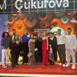 Ceren Taşçı Instagram – Bir festival bitti💕Denizciğimiz ödül aldı.Gencecik kadınlarla, gencecik bir ekiple çalışmanın ve festivale ilk kez onlarla gelmenin mutluluğu var üzerimde…Bir de adana kokusu üstüme sindi gibi hissediyorum🤣
