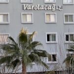 Ceren Taşçı Instagram – Nasıl tarif edilir bu his bilmiyorum…Göğsümün tam orta yerine koca koca şehirler oturdu.Nefes aldıkça yitirdiğimiz onca insanın acısı kalbime saplanıyor.Bu kalp ağrısı nasıl geçer?Geçer mi?Bilmiyorum.Bugün çok sevdiğim biri ‘Sanki bir parça koptu gitti,bir daha geri gelmeyecek gibi hissediyorum’dedi.Öyle bir şey işte…
Sabah uyanıp haberleri gördüğümde,hıçkıra hıçkıra ağlamaya başladım.Sonrasında orada olduğunu bildiğim,oralı olduğunu bildiğim insanlara ulaşmaya çalıştım bütün gün boyunca.Çok sevdiğim bir arkadaşımın ailesinin yaşadığı bina yıkılmış,apar topar yola çıkmışlar.Dua ediyorum onlara,tanıdığım tanımadığım yüzlerce insana ‘Ne olur bir şey olmasın.Ne olur sağ salim kavuşsun herkes ailesine,sevdiklerine.’Sonra,hayatımda hiç duymadığım kadar yardım çığılığı duyuyorum;televizyonda,sosyal medyada,her yerde…Elimden telefon düşmüyor.Kime nasıl ulaşabilirsem,elim nereye yeterse uğraşıyorum.Babalatv’yi Oğuzhan’ı arıyorum,ahbap,dağcı arkadaşlarım,arama kurtarmacı arkadaşlarım,oyuncu arkadaşlarımdan vinç operatörlerine kadar…Yetememe hissi,çaresizlik hissi büyüyor da büyüyor içimde.Günler geçtikçe ölen insaların sayısı artıyor.Nedenler,nasıl olurlar arasında boğuluyorum.Kötü haberler gelmeye devam ediyor dört bir yandan.Yola çıkan arkadaşım ‘Annemi kendi ellerimle çıkarttım’diyor.Attığı ses kaydını defalarca dinliyorum.Gerçek olmasın istiyorum.Ne olur bu yaşadıklarımızın hiçbiri gerçek olmasın.Sonra kafamı toplamaya çalışıyorum.Ne yapabilirim?Bu çaresizlik hissini ancak paylaşabilirim.Giderim belki birine sarılırım,derdini dinlerim,birine bir bardak su,yemek götürürüm,birilerine iyi gelirim belki diye çıkıyorum yola.Hatay’a varıyorum.Ah be güzel memleket sen bunca acıyı nasıl gömdün içine?Yıkılan binalar,enkazların başlarında ateş yakıp bekleyen insanlar,şehrin kokusu,toz duman…Arkadaşımın cenaze evine gidiyorum önce.Ben böyle güzel insanlar görmedim,nasıl ağarlayacaklarını şaşırıyorlar.’Ben sizin için geldim,siz ne olur rahat edin.Beni düşünmeyin.’diyorum ama sonradan anlıyorum ki buranın insanının kalbi kendinden büyükmüş.Öyle yüce gönüllü insanlarla tanıştım ki bağlandım ben onlara.Bundan başka bir şey diyemem.