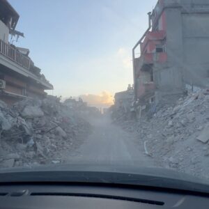 Ceren Taşçı Instagram - Nasıl tarif edilir bu his bilmiyorum…Göğsümün tam orta yerine koca koca şehirler oturdu.Nefes aldıkça yitirdiğimiz onca insanın acısı kalbime saplanıyor.Bu kalp ağrısı nasıl geçer?Geçer mi?Bilmiyorum.Bugün çok sevdiğim biri ‘Sanki bir parça koptu gitti,bir daha geri gelmeyecek gibi hissediyorum’dedi.Öyle bir şey işte…
Sabah uyanıp haberleri gördüğümde,hıçkıra hıçkıra ağlamaya başladım.Sonrasında orada olduğunu bildiğim,oralı olduğunu bildiğim insanlara ulaşmaya çalıştım bütün gün boyunca.Çok sevdiğim bir arkadaşımın ailesinin yaşadığı bina yıkılmış,apar topar yola çıkmışlar.Dua ediyorum onlara,tanıdığım tanımadığım yüzlerce insana ‘Ne olur bir şey olmasın.Ne olur sağ salim kavuşsun herkes ailesine,sevdiklerine.’Sonra,hayatımda hiç duymadığım kadar yardım çığılığı duyuyorum;televizyonda,sosyal medyada,her yerde…Elimden telefon düşmüyor.Kime nasıl ulaşabilirsem,elim nereye yeterse uğraşıyorum.Babalatv’yi Oğuzhan’ı arıyorum,ahbap,dağcı arkadaşlarım,arama kurtarmacı arkadaşlarım,oyuncu arkadaşlarımdan vinç operatörlerine kadar…Yetememe hissi,çaresizlik hissi büyüyor da büyüyor içimde.Günler geçtikçe ölen insaların sayısı artıyor.Nedenler,nasıl olurlar arasında boğuluyorum.Kötü haberler gelmeye devam ediyor dört bir yandan.Yola çıkan arkadaşım ‘Annemi kendi ellerimle çıkarttım’diyor.Attığı ses kaydını defalarca dinliyorum.Gerçek olmasın istiyorum.Ne olur bu yaşadıklarımızın hiçbiri gerçek olmasın.Sonra kafamı toplamaya çalışıyorum.Ne yapabilirim?Bu çaresizlik hissini ancak paylaşabilirim.Giderim belki birine sarılırım,derdini dinlerim,birine bir bardak su,yemek götürürüm,birilerine iyi gelirim belki diye çıkıyorum yola.Hatay’a varıyorum.Ah be güzel memleket sen bunca acıyı nasıl gömdün içine?Yıkılan binalar,enkazların başlarında ateş yakıp bekleyen insanlar,şehrin kokusu,toz duman…Arkadaşımın cenaze evine gidiyorum önce.Ben böyle güzel insanlar görmedim,nasıl ağarlayacaklarını şaşırıyorlar.’Ben sizin için geldim,siz ne olur rahat edin.Beni düşünmeyin.’diyorum ama sonradan anlıyorum ki buranın insanının kalbi kendinden büyükmüş.Öyle yüce gönüllü insanlarla tanıştım ki bağlandım ben onlara.Bundan başka bir şey diyemem.  