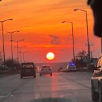 Ceren Taşçı Instagram - Nasıl tarif edilir bu his bilmiyorum…Göğsümün tam orta yerine koca koca şehirler oturdu.Nefes aldıkça yitirdiğimiz onca insanın acısı kalbime saplanıyor.Bu kalp ağrısı nasıl geçer?Geçer mi?Bilmiyorum.Bugün çok sevdiğim biri ‘Sanki bir parça koptu gitti,bir daha geri gelmeyecek gibi hissediyorum’dedi.Öyle bir şey işte… Sabah uyanıp haberleri gördüğümde,hıçkıra hıçkıra ağlamaya başladım.Sonrasında orada olduğunu bildiğim,oralı olduğunu bildiğim insanlara ulaşmaya çalıştım bütün gün boyunca.Çok sevdiğim bir arkadaşımın ailesinin yaşadığı bina yıkılmış,apar topar yola çıkmışlar.Dua ediyorum onlara,tanıdığım tanımadığım yüzlerce insana ‘Ne olur bir şey olmasın.Ne olur sağ salim kavuşsun herkes ailesine,sevdiklerine.’Sonra,hayatımda hiç duymadığım kadar yardım çığılığı duyuyorum;televizyonda,sosyal medyada,her yerde…Elimden telefon düşmüyor.Kime nasıl ulaşabilirsem,elim nereye yeterse uğraşıyorum.Babalatv’yi Oğuzhan’ı arıyorum,ahbap,dağcı arkadaşlarım,arama kurtarmacı arkadaşlarım,oyuncu arkadaşlarımdan vinç operatörlerine kadar…Yetememe hissi,çaresizlik hissi büyüyor da büyüyor içimde.Günler geçtikçe ölen insaların sayısı artıyor.Nedenler,nasıl olurlar arasında boğuluyorum.Kötü haberler gelmeye devam ediyor dört bir yandan.Yola çıkan arkadaşım ‘Annemi kendi ellerimle çıkarttım’diyor.Attığı ses kaydını defalarca dinliyorum.Gerçek olmasın istiyorum.Ne olur bu yaşadıklarımızın hiçbiri gerçek olmasın.Sonra kafamı toplamaya çalışıyorum.Ne yapabilirim?Bu çaresizlik hissini ancak paylaşabilirim.Giderim belki birine sarılırım,derdini dinlerim,birine bir bardak su,yemek götürürüm,birilerine iyi gelirim belki diye çıkıyorum yola.Hatay’a varıyorum.Ah be güzel memleket sen bunca acıyı nasıl gömdün içine?Yıkılan binalar,enkazların başlarında ateş yakıp bekleyen insanlar,şehrin kokusu,toz duman…Arkadaşımın cenaze evine gidiyorum önce.Ben böyle güzel insanlar görmedim,nasıl ağarlayacaklarını şaşırıyorlar.’Ben sizin için geldim,siz ne olur rahat edin.Beni düşünmeyin.’diyorum ama sonradan anlıyorum ki buranın insanının kalbi kendinden büyükmüş.Öyle yüce gönüllü insanlarla tanıştım ki bağlandım ben onlara.Bundan başka bir şey diyemem.