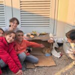 Ceren Taşçı Instagram - Nasıl tarif edilir bu his bilmiyorum…Göğsümün tam orta yerine koca koca şehirler oturdu.Nefes aldıkça yitirdiğimiz onca insanın acısı kalbime saplanıyor.Bu kalp ağrısı nasıl geçer?Geçer mi?Bilmiyorum.Bugün çok sevdiğim biri ‘Sanki bir parça koptu gitti,bir daha geri gelmeyecek gibi hissediyorum’dedi.Öyle bir şey işte… Sabah uyanıp haberleri gördüğümde,hıçkıra hıçkıra ağlamaya başladım.Sonrasında orada olduğunu bildiğim,oralı olduğunu bildiğim insanlara ulaşmaya çalıştım bütün gün boyunca.Çok sevdiğim bir arkadaşımın ailesinin yaşadığı bina yıkılmış,apar topar yola çıkmışlar.Dua ediyorum onlara,tanıdığım tanımadığım yüzlerce insana ‘Ne olur bir şey olmasın.Ne olur sağ salim kavuşsun herkes ailesine,sevdiklerine.’Sonra,hayatımda hiç duymadığım kadar yardım çığılığı duyuyorum;televizyonda,sosyal medyada,her yerde…Elimden telefon düşmüyor.Kime nasıl ulaşabilirsem,elim nereye yeterse uğraşıyorum.Babalatv’yi Oğuzhan’ı arıyorum,ahbap,dağcı arkadaşlarım,arama kurtarmacı arkadaşlarım,oyuncu arkadaşlarımdan vinç operatörlerine kadar…Yetememe hissi,çaresizlik hissi büyüyor da büyüyor içimde.Günler geçtikçe ölen insaların sayısı artıyor.Nedenler,nasıl olurlar arasında boğuluyorum.Kötü haberler gelmeye devam ediyor dört bir yandan.Yola çıkan arkadaşım ‘Annemi kendi ellerimle çıkarttım’diyor.Attığı ses kaydını defalarca dinliyorum.Gerçek olmasın istiyorum.Ne olur bu yaşadıklarımızın hiçbiri gerçek olmasın.Sonra kafamı toplamaya çalışıyorum.Ne yapabilirim?Bu çaresizlik hissini ancak paylaşabilirim.Giderim belki birine sarılırım,derdini dinlerim,birine bir bardak su,yemek götürürüm,birilerine iyi gelirim belki diye çıkıyorum yola.Hatay’a varıyorum.Ah be güzel memleket sen bunca acıyı nasıl gömdün içine?Yıkılan binalar,enkazların başlarında ateş yakıp bekleyen insanlar,şehrin kokusu,toz duman…Arkadaşımın cenaze evine gidiyorum önce.Ben böyle güzel insanlar görmedim,nasıl ağarlayacaklarını şaşırıyorlar.’Ben sizin için geldim,siz ne olur rahat edin.Beni düşünmeyin.’diyorum ama sonradan anlıyorum ki buranın insanının kalbi kendinden büyükmüş.Öyle yüce gönüllü insanlarla tanıştım ki bağlandım ben onlara.Bundan başka bir şey diyemem.