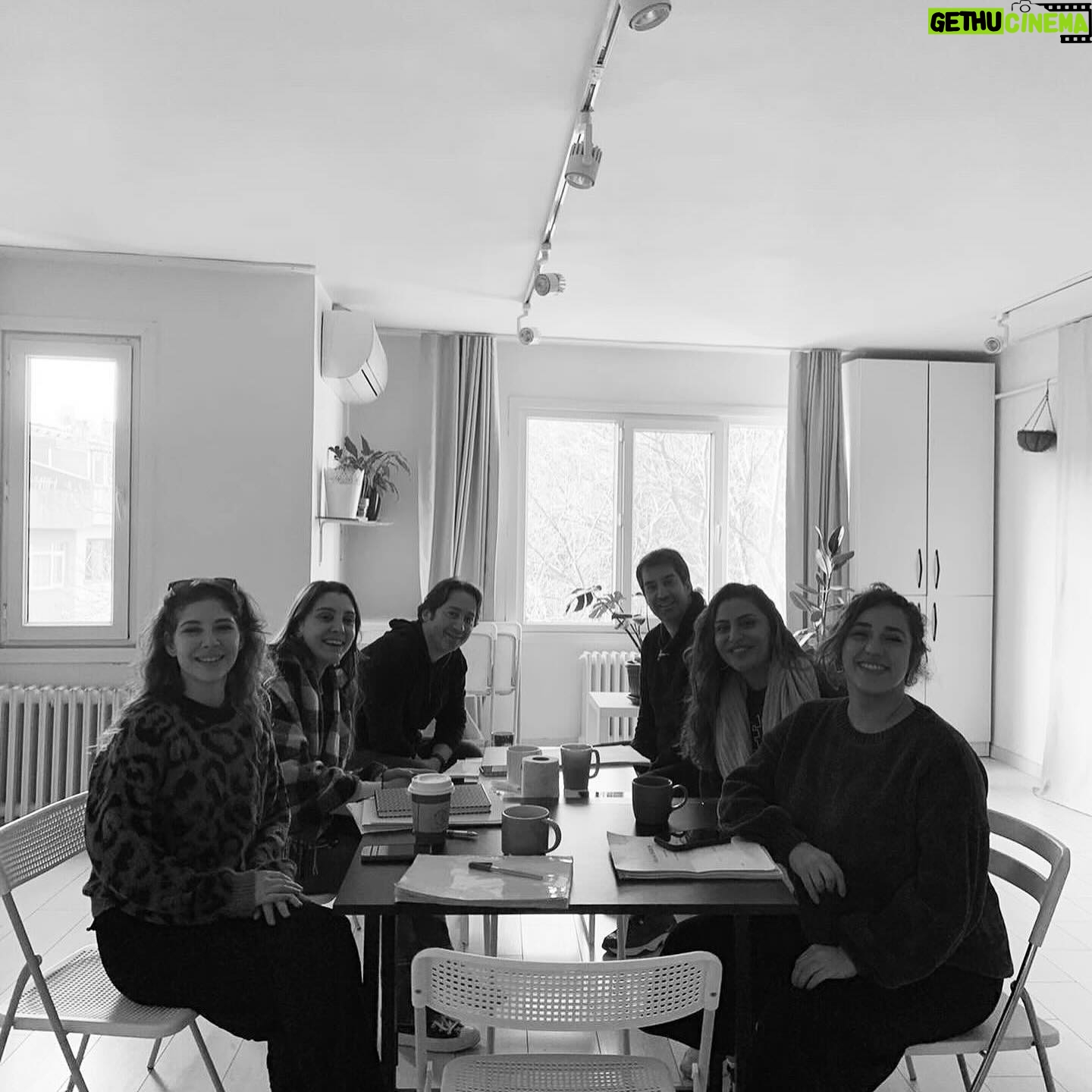 Ceren Taşçı Instagram - Ben bir hayale ortak oldum sonra o hayal benim de hayalim oldu.Bir oyun yapmak çok meşakkatli bir iş ama bir yandan da tüm zorluklarına rağmen bir o kadar keyifli ve öğretici.Bir sürü şey öğrenerek devam ediyorum hayatıma ve bu oyunla beraber hayatıma katılan müthiş ekip arkadaşlarıma kocaman teşekkür etmek istiyorum; inatla,sevgi ve saygıyla bir arada olmaya ve üretmeye devam ettiğiniz için.İyi ki❤️ Biz @parlakfikirleroyun ile ; 22 Mart 20.30’da @sestiyatrosu 23 Mart 20.30’da @alankadikoy ‘de olacağız. KÜNYE: Yazar: Eric COBLE Çevirmen: Buket GÜLBEYAZ Yönetmen: Buket GÜLBEYAZ Dekor ve Kostüm Tasarımı: Ahsen Nur YAMAN Işık Tasarımı: Osman AKTAN Hareket Düzeni: Fethi Arda ERGÜL Efekt Tasarımı: Metin KÜÇÜKYILMAZ Yardımcı Yönetmen: Onur DEMİRCAN Reji Asistanı, Sahne Amiri: İlayda ŞALLI Yapım Asistanı: Atakan UYANIK Prova Fotografçısı: Ceyda ASLAN Afiş Fotoğrafçısı: Nilay EREN Concept Tasarımcısı: Mürsel GÜVEN Yapımcılar: Flanör Yapım, Platz Project Yürütücü Yapımcı: No Yapım Oyuncular: Ceren Taşçı, Ünal Yeter, Dila Yağcı, Kiraz Tosun, Uğur Baran @bonobotiyatro @platzproject @flanoryapim @noyapim Bazı notlar: Buket @buketgulbeyaz seni zekanı,zerafetini,insanlığını çok seviyorum❤️ Uğur @ugurbrnn ve Dila @dilayagci ne çektik be ama hep destektiniz sağolun☺️ Ünal @unalyeter yeni geldin herkese kendini sevdirdin benden daha çok sevecekler seni sinirim bozuluyor Kiraz @kkiraztosun güzel enerjinle hoş geldin💕 Onur başgan @onordomorcon yanan beynimizi marş beyin tamirine beraber götürelim, emeklerinin tarifi yok❤️ Bütün fotoğrafları çekip sadece yansıması görülen canım asistanımız @salliilayda iyi ki varsın❤️ Ve arkada deli gibi koşturan bütün ekip,bize inanan yapımcılarımız iyi ki varsınız hepiniz🌹 #parlakfikirler #tiyatro #sestiyatrosu #alankadıköy