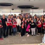 Ceren Taşçı Instagram - Nasıl tarif edilir bu his bilmiyorum…Göğsümün tam orta yerine koca koca şehirler oturdu.Nefes aldıkça yitirdiğimiz onca insanın acısı kalbime saplanıyor.Bu kalp ağrısı nasıl geçer?Geçer mi?Bilmiyorum.Bugün çok sevdiğim biri ‘Sanki bir parça koptu gitti,bir daha geri gelmeyecek gibi hissediyorum’dedi.Öyle bir şey işte… Sabah uyanıp haberleri gördüğümde,hıçkıra hıçkıra ağlamaya başladım.Sonrasında orada olduğunu bildiğim,oralı olduğunu bildiğim insanlara ulaşmaya çalıştım bütün gün boyunca.Çok sevdiğim bir arkadaşımın ailesinin yaşadığı bina yıkılmış,apar topar yola çıkmışlar.Dua ediyorum onlara,tanıdığım tanımadığım yüzlerce insana ‘Ne olur bir şey olmasın.Ne olur sağ salim kavuşsun herkes ailesine,sevdiklerine.’Sonra,hayatımda hiç duymadığım kadar yardım çığılığı duyuyorum;televizyonda,sosyal medyada,her yerde…Elimden telefon düşmüyor.Kime nasıl ulaşabilirsem,elim nereye yeterse uğraşıyorum.Babalatv’yi Oğuzhan’ı arıyorum,ahbap,dağcı arkadaşlarım,arama kurtarmacı arkadaşlarım,oyuncu arkadaşlarımdan vinç operatörlerine kadar…Yetememe hissi,çaresizlik hissi büyüyor da büyüyor içimde.Günler geçtikçe ölen insaların sayısı artıyor.Nedenler,nasıl olurlar arasında boğuluyorum.Kötü haberler gelmeye devam ediyor dört bir yandan.Yola çıkan arkadaşım ‘Annemi kendi ellerimle çıkarttım’diyor.Attığı ses kaydını defalarca dinliyorum.Gerçek olmasın istiyorum.Ne olur bu yaşadıklarımızın hiçbiri gerçek olmasın.Sonra kafamı toplamaya çalışıyorum.Ne yapabilirim?Bu çaresizlik hissini ancak paylaşabilirim.Giderim belki birine sarılırım,derdini dinlerim,birine bir bardak su,yemek götürürüm,birilerine iyi gelirim belki diye çıkıyorum yola.Hatay’a varıyorum.Ah be güzel memleket sen bunca acıyı nasıl gömdün içine?Yıkılan binalar,enkazların başlarında ateş yakıp bekleyen insanlar,şehrin kokusu,toz duman…Arkadaşımın cenaze evine gidiyorum önce.Ben böyle güzel insanlar görmedim,nasıl ağarlayacaklarını şaşırıyorlar.’Ben sizin için geldim,siz ne olur rahat edin.Beni düşünmeyin.’diyorum ama sonradan anlıyorum ki buranın insanının kalbi kendinden büyükmüş.Öyle yüce gönüllü insanlarla tanıştım ki bağlandım ben onlara.Bundan başka bir şey diyemem.