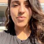 Ceren Taşçı Instagram - İskenderun’da depremin ilk gününden beri canla başla çalışan tamamen gönüllülerden oluşan bu güzel ekibe ben de dahil oldum,bir süredir birlikte Hatay bölgesindeki birçok depremzede aileye ulaşıp,elimizden geldiğince yardımcı oluyoruz.Burada Gönüllü olarak gelmek isteyenler @idkolektif ile iletişime geçebilir.Burada yaptığımız işleri bir kez daha aşağıda sıralıyorum. -Saha çalışması yapıp insanların ihtiyaçlarını belirleme -Telefon ve sosyal medyadan bize ulaşan yardım taleplerini teyit etme -Yardım tırlarını depoya yerleştirme -Gelen yardımları gıda tekstil ilaç hijyen olarak ayrı ayrı muhafaza etme -Belirlenen ihtiyaç sahiplerine ulaştırmak üzere yardım kolilerini hazırlama -Hazırlanan kolileri adreslere araçlarla ulaştırma -İnşaat mühendisi arkadaşlarımız evlerin hasar durumuna da bakıyor -Yeni planlarımızdan biri bir çocuk ve kadın çalışma alanı oluşturmak(Psikolojik destek ve çocuk kreşi) *Şunu da söylemek isterim ki burada gönüllü olan çoğu arkadaşımız da depremzede ve ailelerinden yakınlarından kayıpları var.Diyin ki insanın insandan başka çaresi olmadığından diyin ki beraber iyileşmek için buradalar, el ele, canla başla çalışıyorlar ilk günden beri.Başka şehirden gelen bizler gibi insanlar da var.Burada insana uzun dönemde hep ihtiyaç olacak.Beraber çok güzel işler yaptık,yapmaya da devam edeceğiz.Yaşasın insan dayanışması 🙏🌸