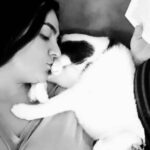 Ceren Taşçı Instagram - Benim küçük sevgilim,siyah beyaz prensim,pembe burunlum,büyücüm gitti…O ilanı görüp sana aşık olmuşum iyi ki!Ailemizin en hassas,en narin,en melek bebeğiydin.Benan’ı favori insanın seçmiştin ve onu hepimizden başka sevmiştin.Öyle güzel sevdin ki bizi hayatta herhangi birşeyle karşılaştırılamaz bu sevgi.Hiçbir insanın bana veremeyeceği bir güven,sevgi,şefkat ve nice öğretiler kattın hayatıma.Şimdi sen yoksun dünya daha da bombok bir yer olacak.Yokluğuna alışmak zor.Gözlerimi kapatıyorum ve seni hayal ediyorum.Toprağına kar yağıyor şimdi,bembeyaz tüylerin toprağa karışıyor,başındaki ağaçla bütünleşiceksin ve kim bilir bir gün bir yerlerde tekrar karşılaşacağız.Hep o zarif ve bilge halinle kalbimde olacaksın,Seni seviyorum Korsan🖤