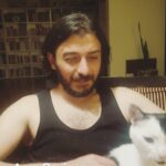 Ceren Taşçı Instagram - Benim küçük sevgilim,siyah beyaz prensim,pembe burunlum,büyücüm gitti…O ilanı görüp sana aşık olmuşum iyi ki!Ailemizin en hassas,en narin,en melek bebeğiydin.Benan’ı favori insanın seçmiştin ve onu hepimizden başka sevmiştin.Öyle güzel sevdin ki bizi hayatta herhangi birşeyle karşılaştırılamaz bu sevgi.Hiçbir insanın bana veremeyeceği bir güven,sevgi,şefkat ve nice öğretiler kattın hayatıma.Şimdi sen yoksun dünya daha da bombok bir yer olacak.Yokluğuna alışmak zor.Gözlerimi kapatıyorum ve seni hayal ediyorum.Toprağına kar yağıyor şimdi,bembeyaz tüylerin toprağa karışıyor,başındaki ağaçla bütünleşiceksin ve kim bilir bir gün bir yerlerde tekrar karşılaşacağız.Hep o zarif ve bilge halinle kalbimde olacaksın,Seni seviyorum Korsan🖤