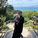 Ceren Taşçı Instagram - Bugün sen gideli tam bir ay olmuş Babacığım.Provalara başlayalı iki ay,Adada güzel bir gün geçireli 19 gün,beraber mantı yapıp akşamına Melike Şahin konserine gideli altı ay,seçimin üstünden 31 gün,beraber rakı içmemizin üstünden bir sene,sensiz geçirdiğim ilk babalar gününün üstenden 11 gün,en son elini tutuşumun üzerinden bir ay 5 saat, geçmiş.Şimdi sesini duyamadığım bu bayram gününde sensiz içtiğim rakılara,sensiz gittiğim konserlere,sensiz dinlediğim müziklere,sensiz gördüğüm denizlere bakarken, içimde kalbimin ortasında benimle olduğunu bildiğimi ve seni çok özlediğimi söylemek istiyorum.Oyunum çıkacak ve ilk kez izleyemeyeceksin ve bunu düşündüğüm ve seni özlediğim bu anın üzerinden de zaman akıp gidecek…
