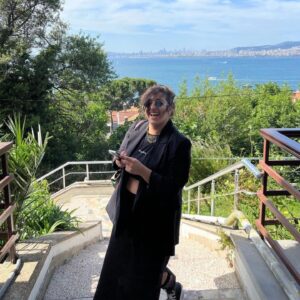 Ceren Taşçı Instagram - Bugün sen gideli tam bir ay olmuş Babacığım.Provalara başlayalı iki ay,Adada güzel bir gün geçireli 19 gün,beraber mantı yapıp akşamına Melike Şahin konserine gideli altı ay,seçimin üstünden 31 gün,beraber rakı içmemizin üstünden bir sene,sensiz geçirdiğim ilk babalar gününün üstenden 11 gün,en son elini tutuşumun üzerinden bir ay 5 saat, geçmiş.Şimdi sesini duyamadığım bu bayram gününde sensiz içtiğim rakılara,sensiz gittiğim konserlere,sensiz dinlediğim müziklere,sensiz gördüğüm denizlere bakarken, içimde kalbimin ortasında benimle olduğunu bildiğimi ve seni çok özlediğimi söylemek istiyorum.Oyunum çıkacak ve ilk kez izleyemeyeceksin ve bunu düşündüğüm ve seni özlediğim bu anın üzerinden de zaman akıp gidecek…