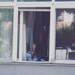 Ceren Taşçı Instagram - Hoşçakal 33…Yeni yaşıma bir hastanede girdim.Babam bir odada ben bir odada yatıyoruz.İkimiz de iyi olacağız biliyorum.Düşününce bütün yılı,bu yılın hakkı bir final olduğunu düşünüyorum.Kayıplar,gidenler,kalanlar… Bu arada iyiyim.Böbrek taşı düşürüyorum.No panic!Benim atabildiğim taş da bu! Çünkü sevgi kazanacak 🫶